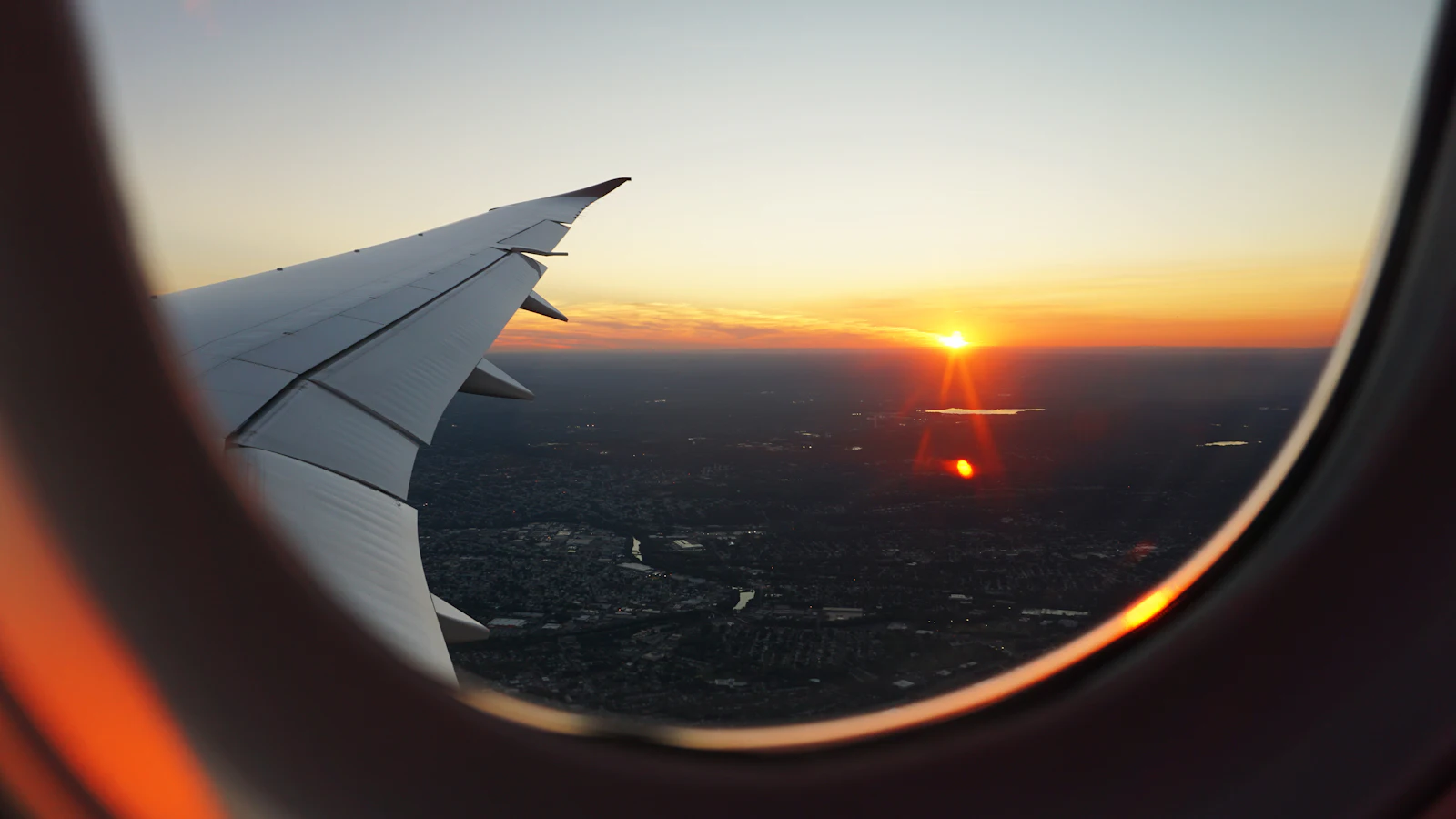 Vista da janela do avião ao pôr do sol